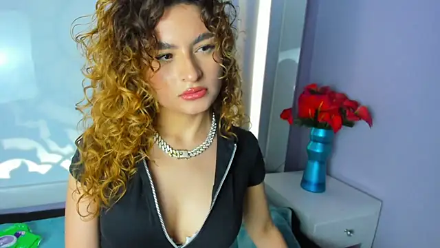 Snapshot of EmiliRouse_ chatting on November 26, 4:35 am EmiliRouse online show from November 26, 4:35 am