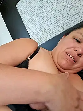 Snapshot of Alondrabb80 chatting on December 2, 9:43 pm Alondrabb80 online show from December 2, 9:43 pm