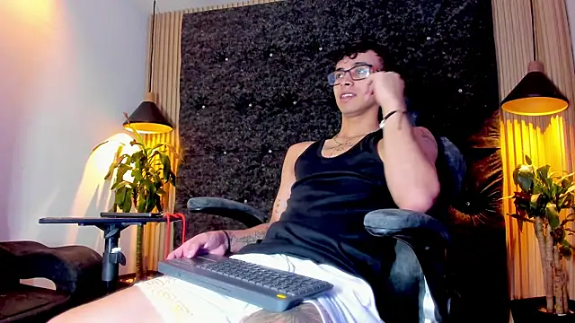 the fenix boy online show from November 6, 7:04 pm