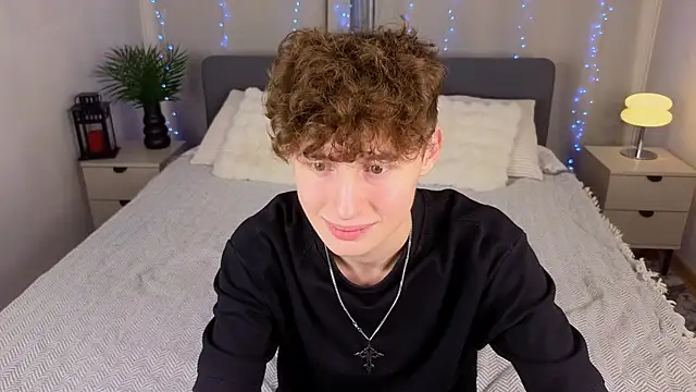 Snapshot of crisp1n chatting on November 16, 7:30 pm crisp1n online show from November 16, 7:30 pm