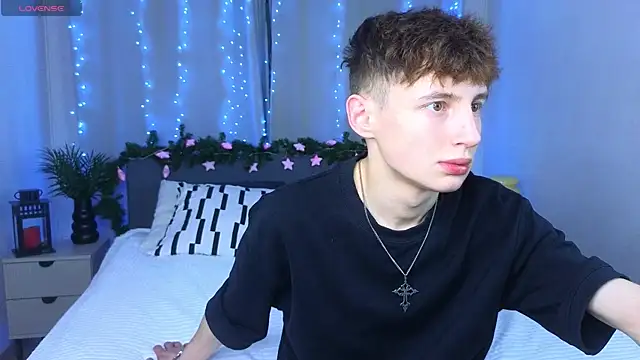 Snapshot of crisp1n chatting on December 4, 2:48 pm crisp1n online show from December 4, 2:48 pm