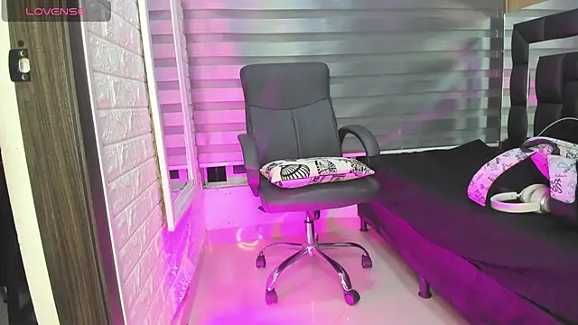 Sasha Davila online show from November 28, 10:18 am