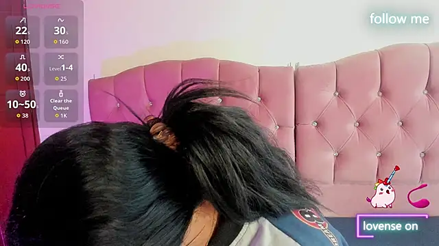 Sara Moon 18 online show from October 25, 8:25 pm