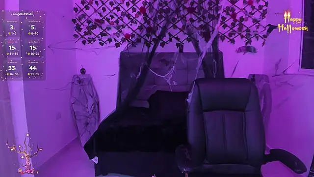 Karly Closson online show from October 31, 4:24 am