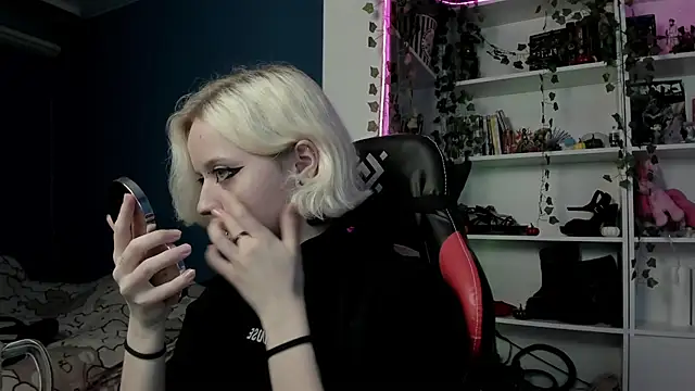 Snapshot of Holy_Mistress_S chatting on November 8, 9:31 am Holy Mistress S online show from November 8, 9:31 am