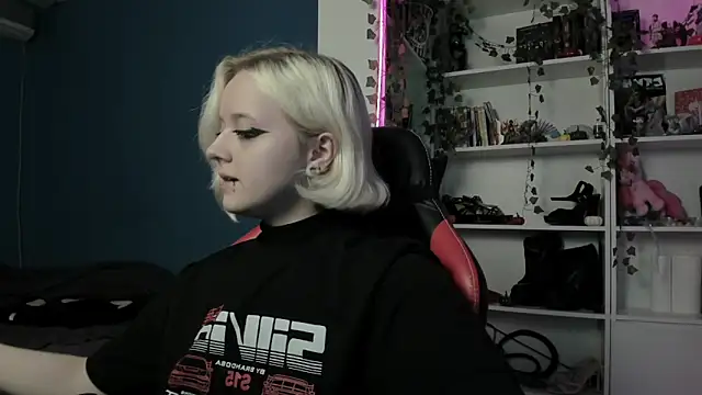 Snapshot of Holy_Mistress_S chatting on November 12, 8:59 am Holy Mistress S online show from November 12, 8:59 am