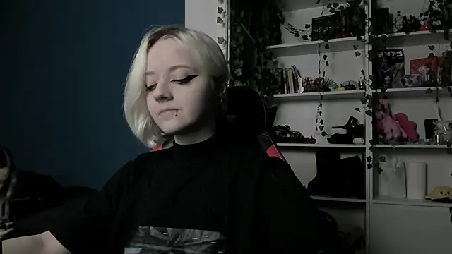 Snapshot of Holy_Mistress_S chatting on November 21, 9:19 am Holy Mistress S online show from November 21, 9:19 am