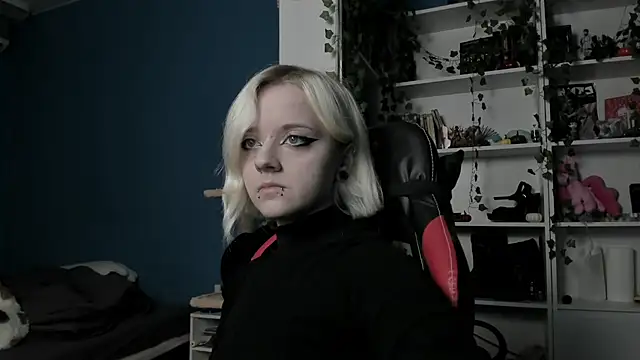 Snapshot of Holy_Mistress_S chatting on November 23, 9:42 am Holy Mistress S online show from November 23, 9:42 am