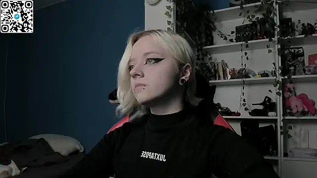 Snapshot of Holy_Mistress_S chatting on November 28, 10:18 am Holy Mistress S online show from November 28, 10:18 am