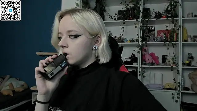 Snapshot of Holy_Mistress_S chatting on December 3, 9:18 am Holy Mistress S online show from December 3, 9:18 am