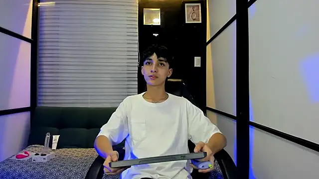 LiamPage  online show from November 17, 9:09 pm