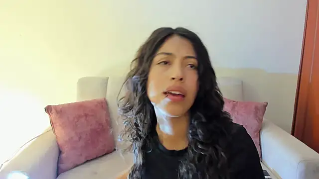 emily jonessxx online show from October 28, 7:05 pm