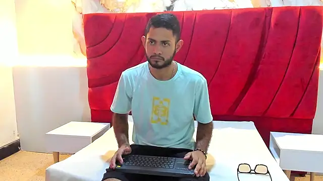 YEFERSON SCOTT online show from November 1, 8:00 pm