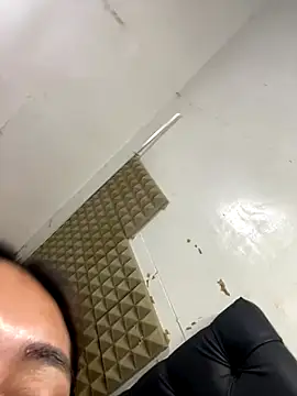 ur sluttyvia online show from December 23, 8:45 am