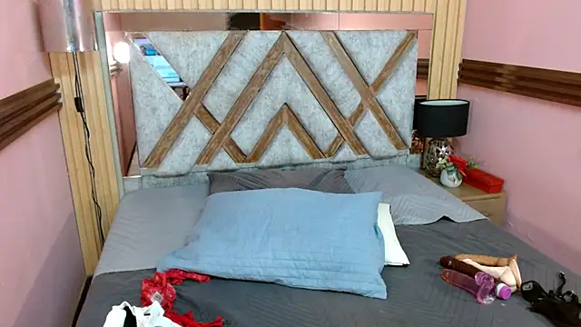 Emma Kiut  online show from December 1, 6:35 pm