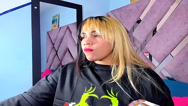 Snapshot of Faehlis_ chatting on November 12, 4:02 am Faehlis online show from November 12, 4:02 am