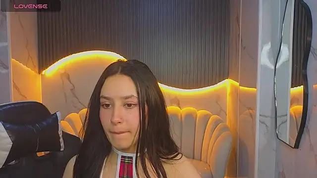 Snapshot of Aleja05_b chatting on November 12, 1:28 am Aleja05 b online show from November 12, 1:28 am