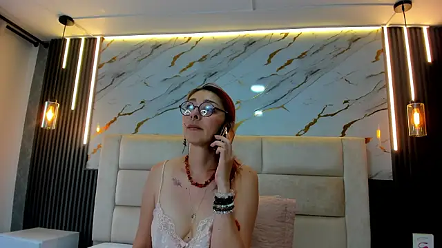 EmilyyRed online show from November 26, 8:21 pm