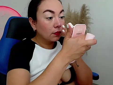 Yadis hot online show from November 21, 9:02 pm