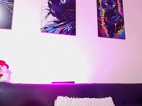 Caroline Jons online show from December 1, 1:05 pm