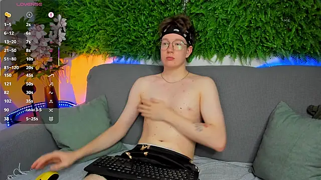 Snapshot of Teddy_Parker chatting on December 15, 12:20 pm Teddy Parker online show from December 15, 12:20 pm