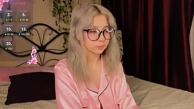 Alika Kiss online show from November 5, 3:28 am