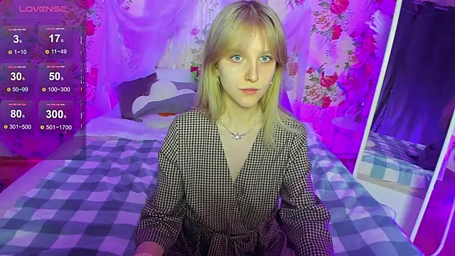 KissChristie   online show from November 12, 6:08 pm