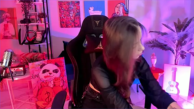 Snapshot of EmilyWade chatting on December 16, 8:41 am EmilyWade online show from December 16, 8:41 am