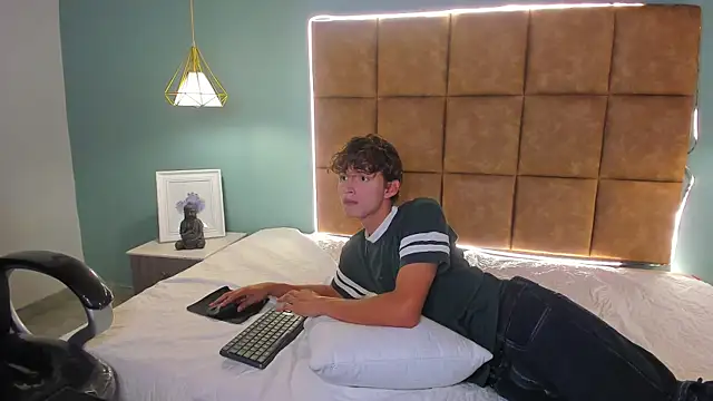 NicolasFerrer18 online show from November 9, 7:34 pm