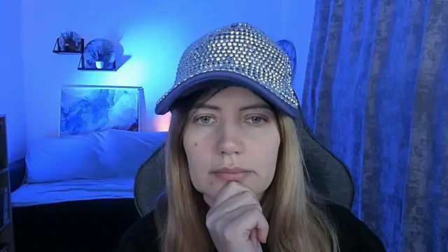 Snapshot of AleksaLaurent chatting on December 14, 8:30 am AleksaLaurent online show from December 14, 8:30 am