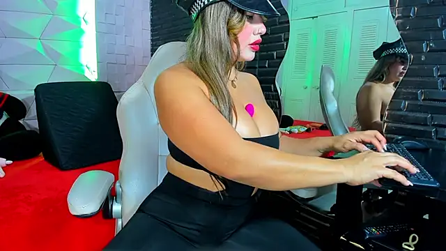 Snapshot of ChanellBrad chatting on December 18, 1:50 pm ChanellBrad online show from December 18, 1:50 pm