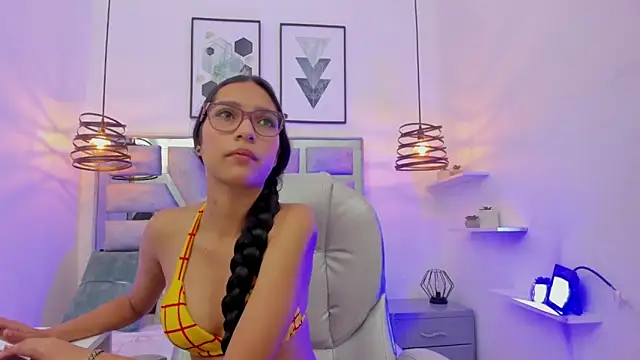 laura stuar online show from October 31, 11:55 am