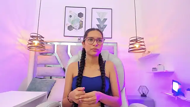 laura stuar online show from November 26, 1:12 pm