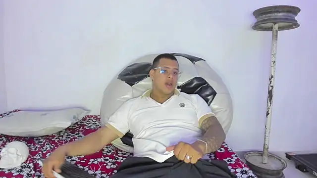 Snapshot of LucassFoster chatting on November 12, 3:51 am LucassFoster online show from November 12, 3:51 am