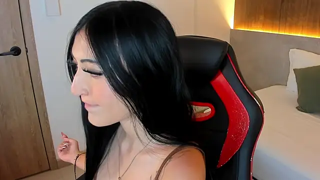 brigitte pink  online show from November 19, 7:25 pm