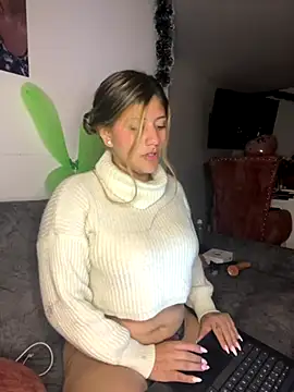 Snapshot of Crystall_15 chatting on December 3, 1:13 am Crystall 15 online show from December 3, 1:13 am