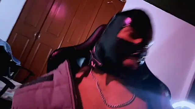 Snapshot of 3v1l chatting on November 10, 11:42 am 3v1l online show from November 10, 11:42 am