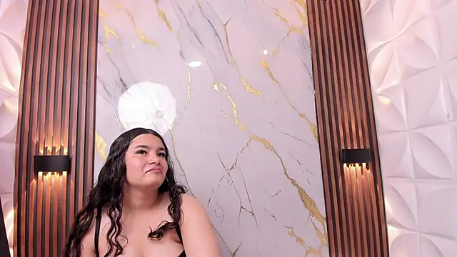 Hera n zeus  online show from November 18, 7:40 pm