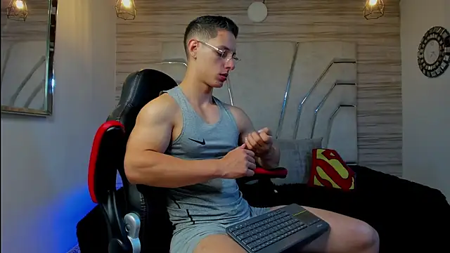 Snapshot of MAXTHOMSON chatting on November 21, 4:44 am MAXTHOMSON online show from November 21, 4:44 am