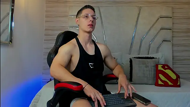 Snapshot of MAXTHOMSON chatting on November 28, 3:42 am MAXTHOMSON online show from November 28, 3:42 am