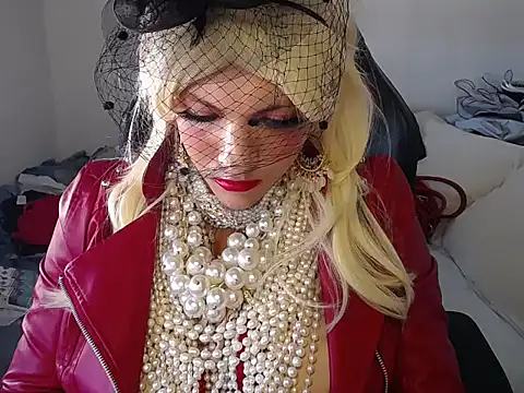 Snapshot of VanesaCrossic chatting on October 15, 8:03 am VanesaCrossic online show from October 15, 8:03 am