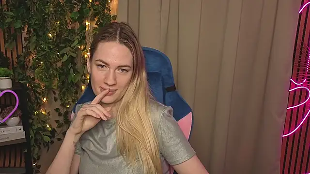 Snapshot of TonyaReid chatting on December 13, 7:53 pm TonyaReid online show from December 13, 7:53 pm