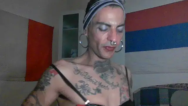 Snapshot of 00Travsharongomez chatting on November 27, 11:51 pm 00Travsharongomez online show from November 27, 11:51 pm