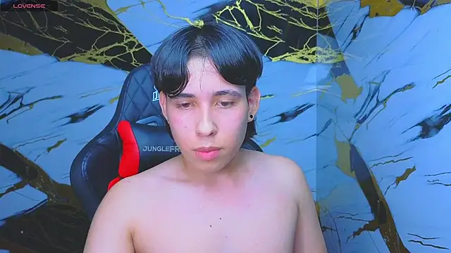 Snapshot of Suarezz10_ chatting on November 15, 1:36 am Suarezz10 online show from November 15, 1:36 am