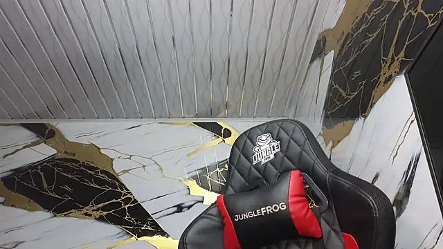 Snapshot of Suarezz10_ chatting on November 26, 11:00 am Suarezz10 online show from November 26, 11:00 am