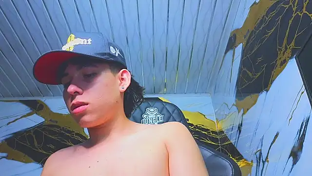 Snapshot of Suarezz10_ chatting on December 3, 4:05 pm Suarezz10 online show from December 3, 4:05 pm