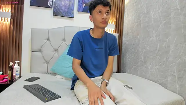 Elian Julian online show from December 1, 11:21 pm