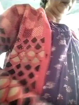 Snapshot of Hami705 chatting on December 14, 6:52 am Hami705 online show from December 14, 6:52 am