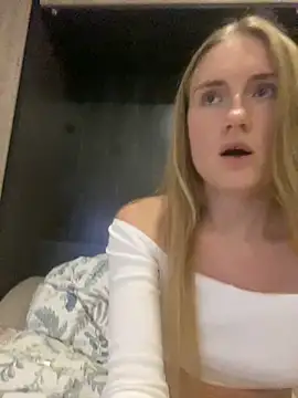 Snapshot of olliebells chatting on December 1, 12:43 pm olliebells online show from December 1, 12:43 pm