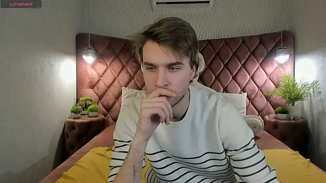 Snapshot of JonnahHell chatting on November 21, 10:08 pm JonnahHell online show from November 21, 10:08 pm